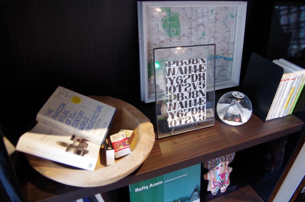 ビストロ内の書棚