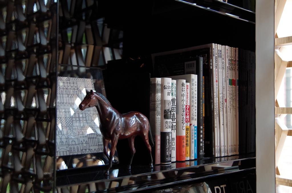 ビストロ内の書棚