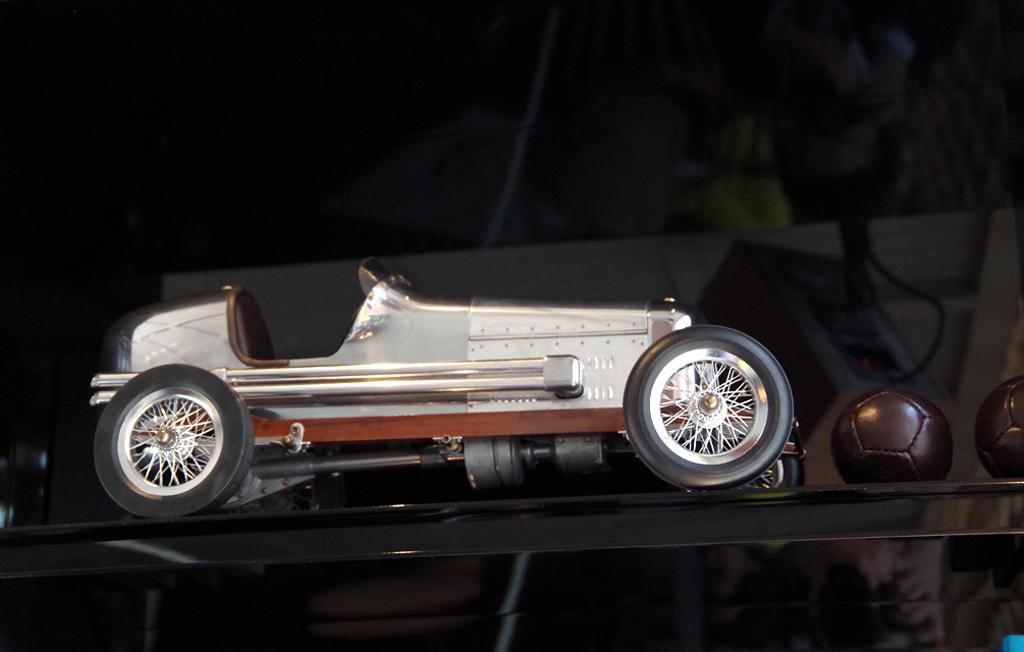 ビストロ内の書棚に飾られた自動車の模型