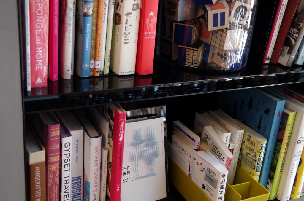ビストロ内の書棚