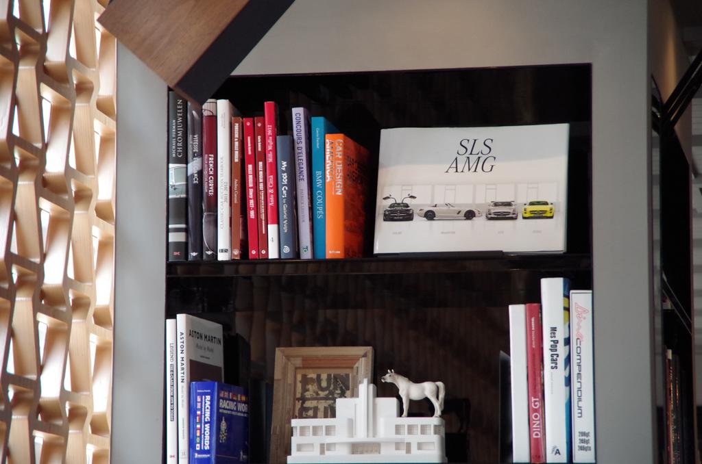 ビストロ内の書棚