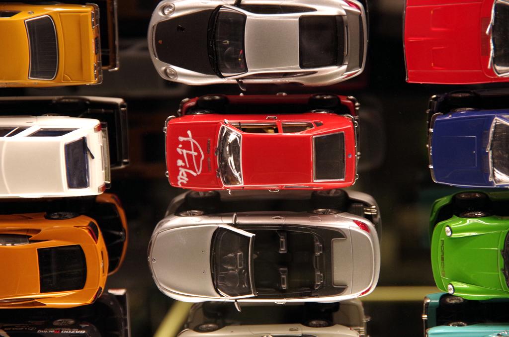 トイレの天井にずらりと並ぶミニカー