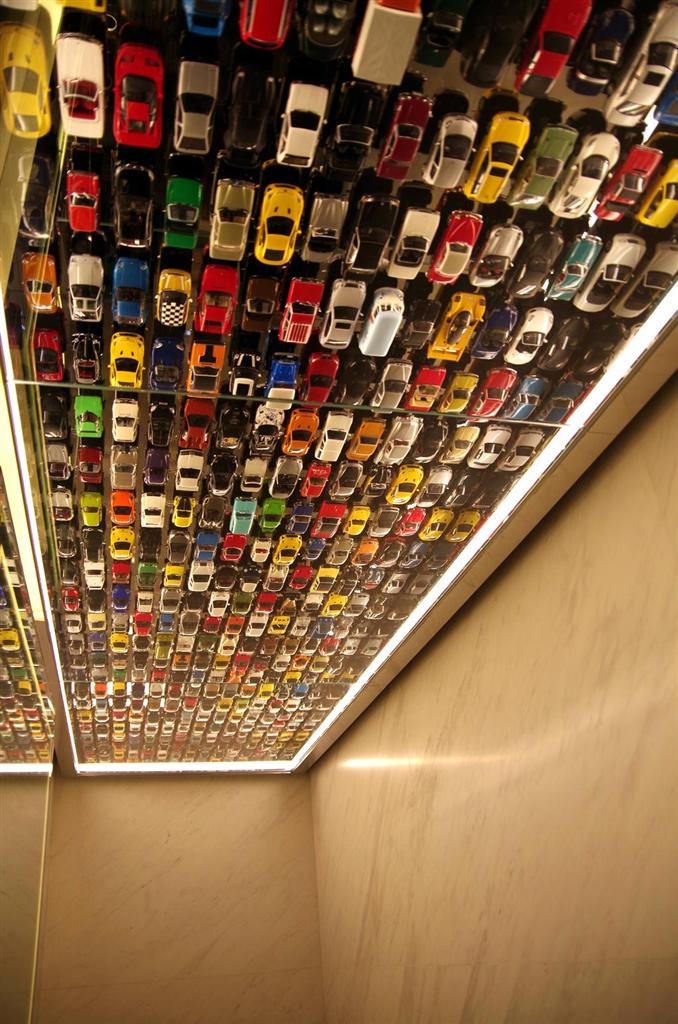 トイレの天井にずらりと並ぶミニカー