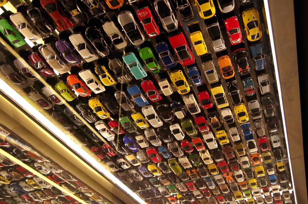 トイレの天井にずらりと並ぶミニカー