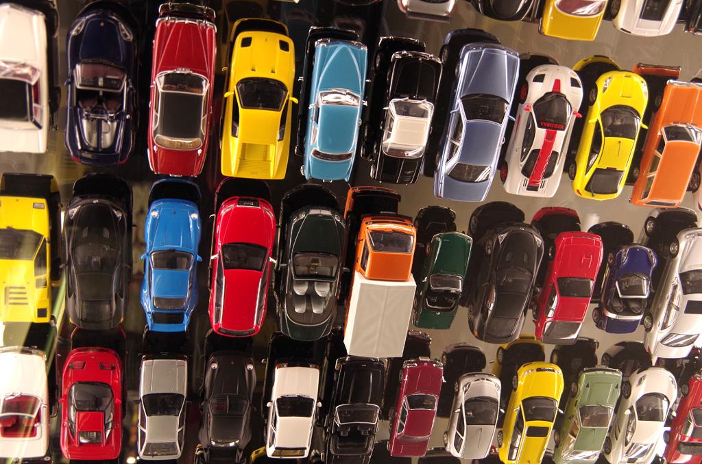 トイレの天井にずらりと並ぶミニカー