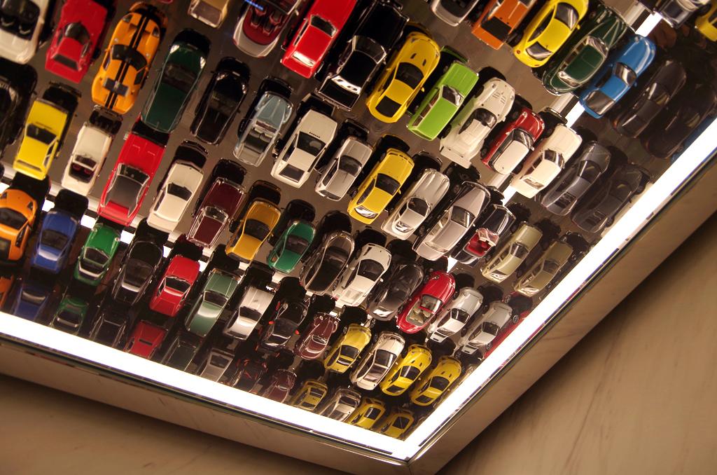 トイレの天井にずらりと並ぶミニカー