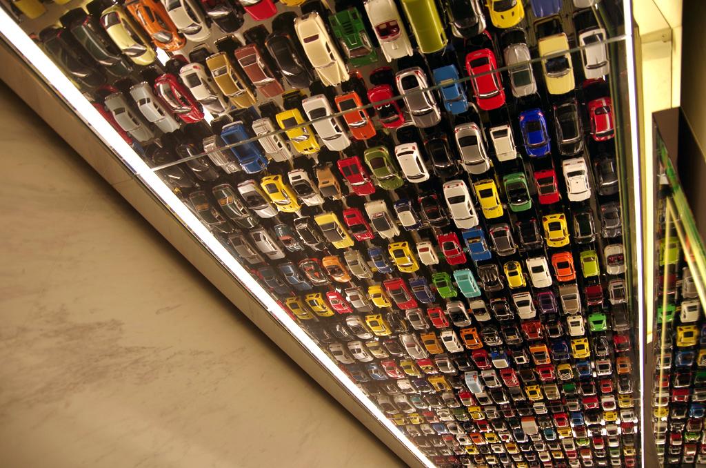 トイレの天井にずらりと並ぶミニカー
