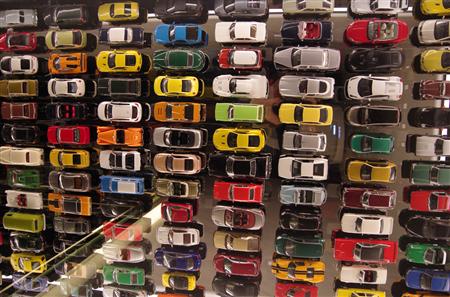 トイレの天井にずらりと並ぶミニカー