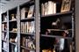 ビストロ内の書棚