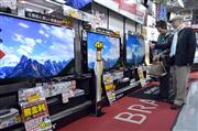 ５０インチ台で、店頭価格が３０万円台前半にまで値下がりした４Ｋテレビ。価格下落が進みそうだ＝３月１６日、大阪市北区のヨドバシカメラマルチメディア梅田