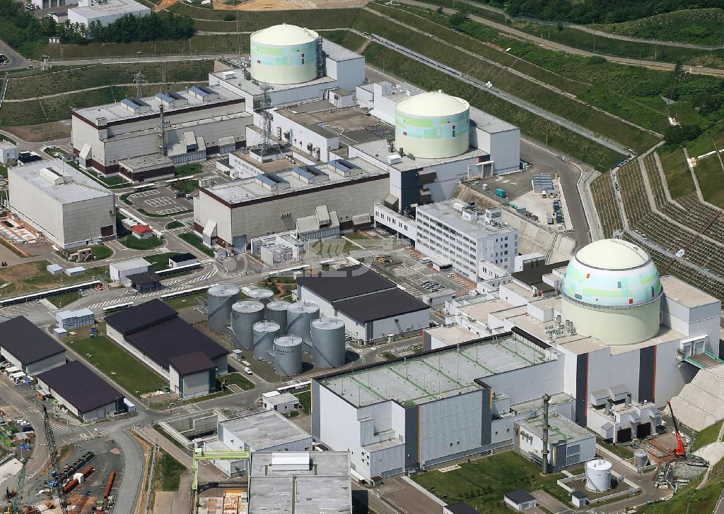 完全停止から既に２年を越えた北海道電力の泊（とまり）原発。この間に経営が悪化した北電の自己資本比率は、「危険水域」とされる１０％を割り込んだ＝北海道古宇郡泊村（共同）