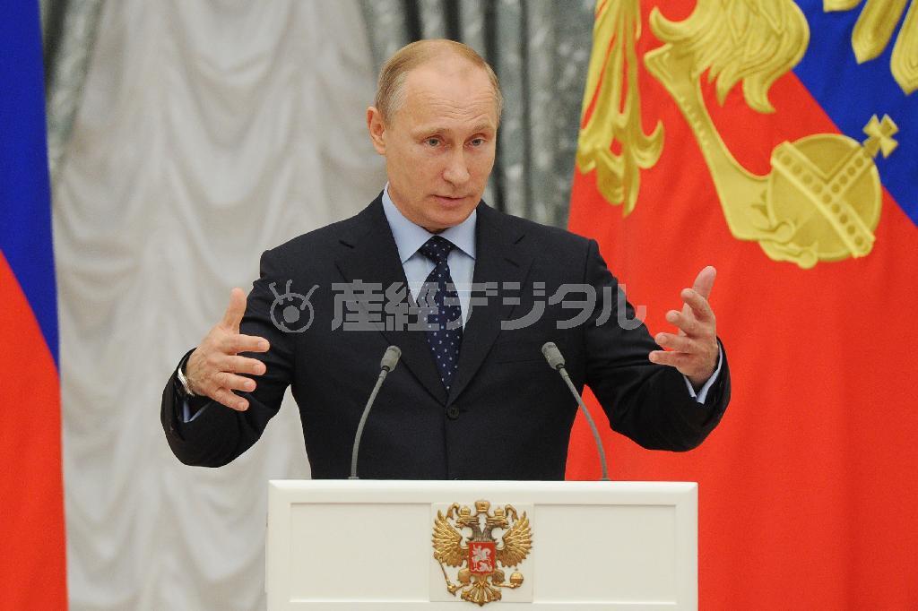 首都モスクワのクレムリンで、身ぶりを交えて話すロシアのウラジーミル・プーチン大統領＝２０１４年５月２８日、ロシア（タス＝共同）