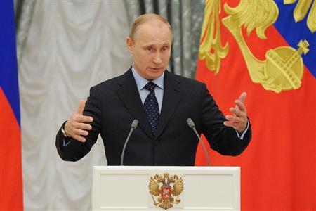 首都モスクワのクレムリンで、身ぶりを交えて話すロシアのウラジーミル・プーチン大統領＝２０１４年５月２８日、ロシア（タス＝共同）