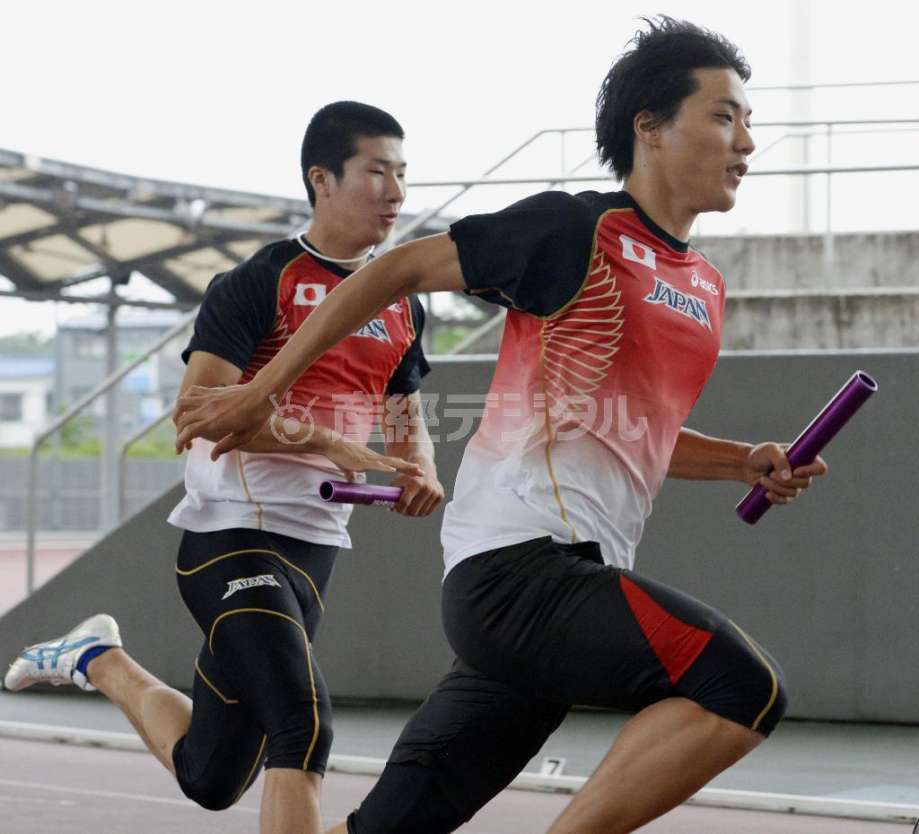 味の素ナショナルトレーニングセンター（ＮＴＣ）で行われた陸上の世界選手権日本代表合宿でリレー練習に励む山県（やまがた）亮太選手（手前）と桐生祥秀（きりゅう・よしひで）選手。パラリンピック選手も共用できるようになり、一体的な強化が進むと期待されている＝２０１３年８月６日、東京都北区（共同）