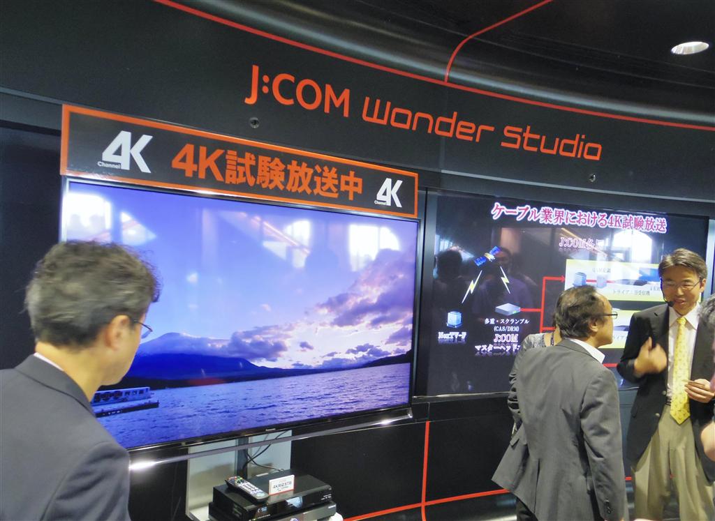 ＪＣＯＭが東京スカイツリータウン内に設けた「４Ｋ」試験放送の体験コーナー＝３日、東京都墨田区（米沢文撮影）