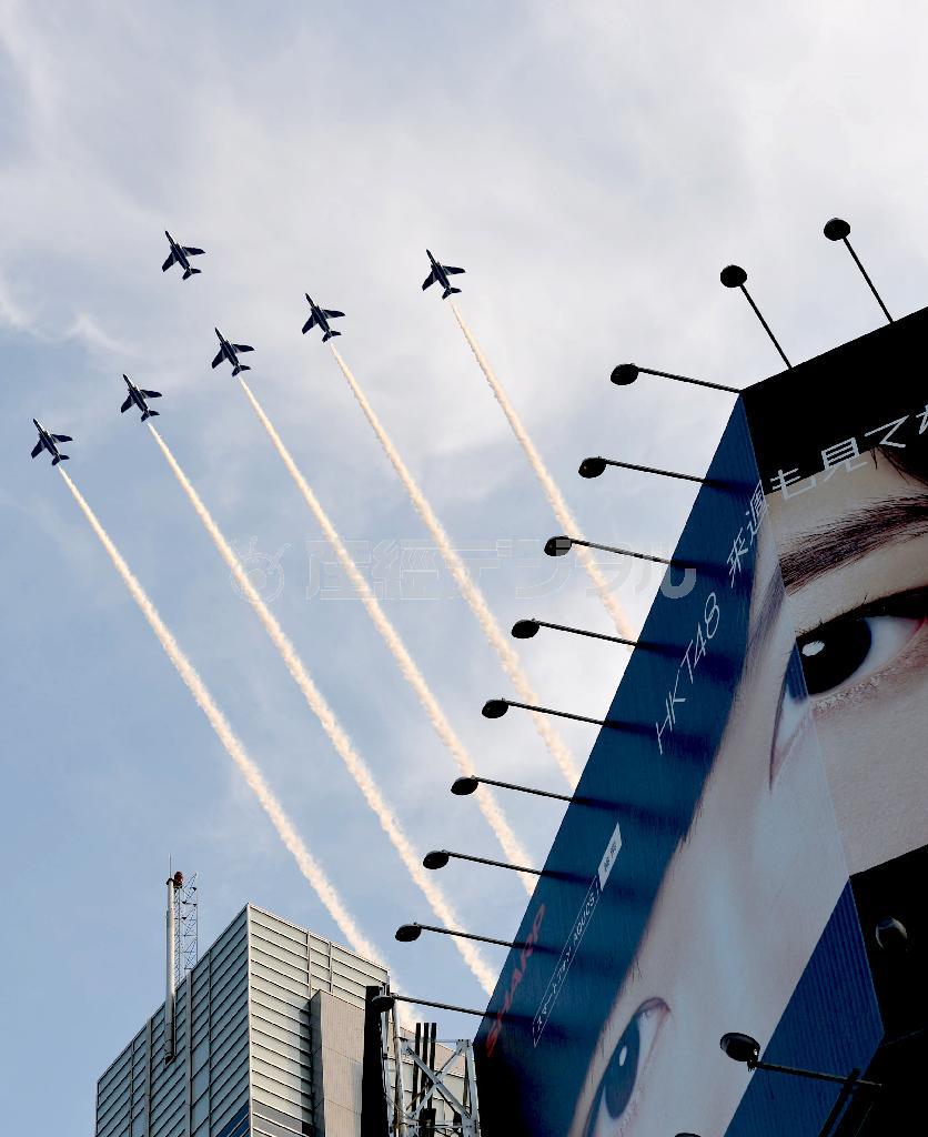 国立競技場の最後に花を添えるため、都心上空で展示飛行を行ったブルーインパルス。若者の街、渋谷でもその勇姿を確認できた＝２０１４年５月３１日午後、東京都渋谷区（宮崎瑞穂撮影）