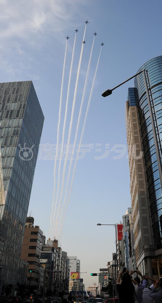 デルタ隊形で南青山上空を通過＝２０１４年５月３１日午後、東京都港区（内藤博撮影）