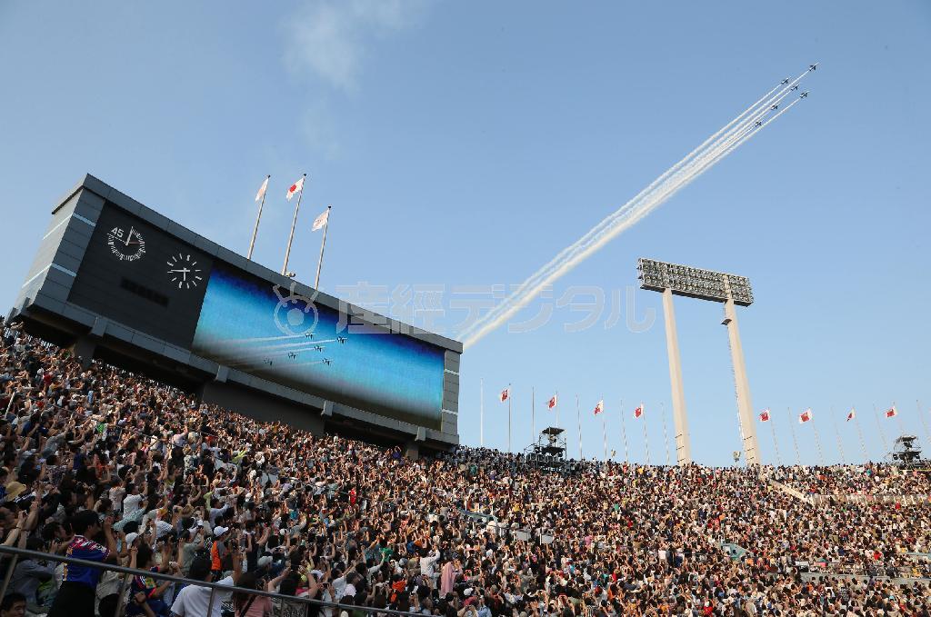 ５０年ぶりに国立競技場上空を飛行すると、観客から大歓声が上がった＝２０１４年５月３１日、東京都新宿区・国立競技場（中井誠撮影）