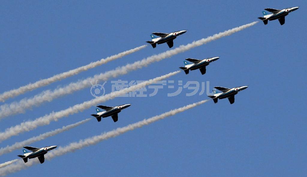 グランドクロスの隊形を取って代々木体育館上空を通過＝２０１４年５月３１日午後、東京都渋谷区（古厩正樹撮影）