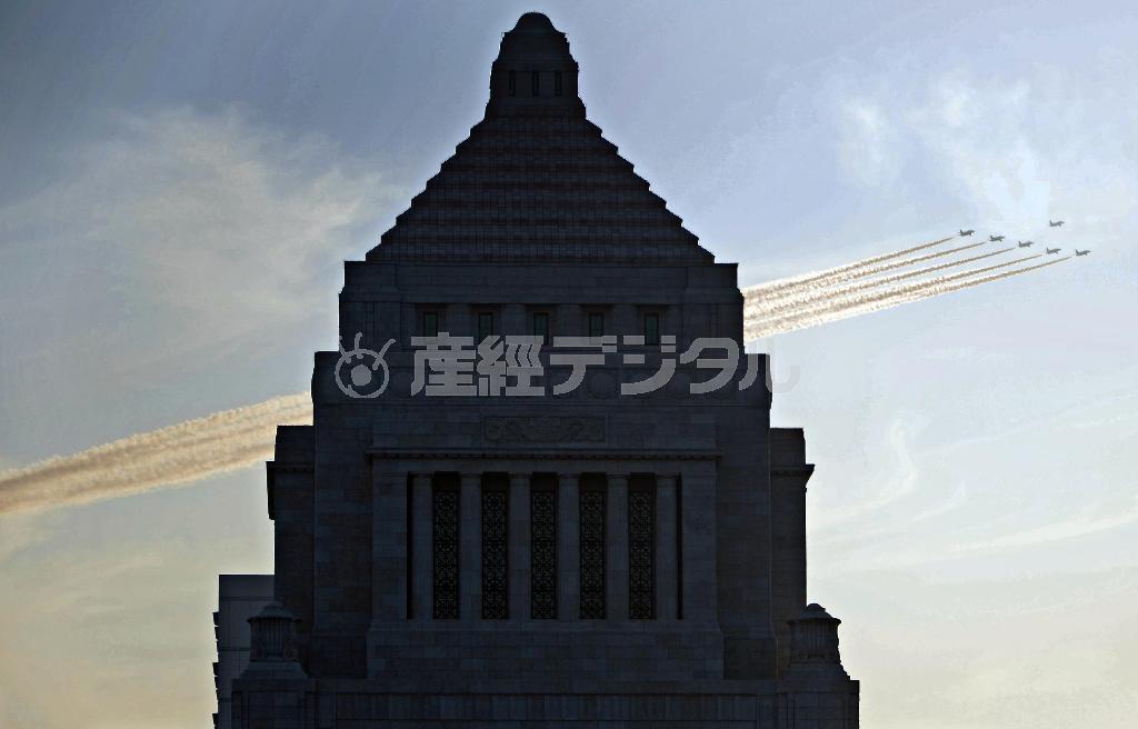 国会議事堂のシルエットをバックに編隊で飛行する航空自衛隊のブルーインパルス＝２０１４年５月３０日午後、東京都千代田区永田町（酒巻俊介撮影）