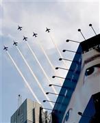 国立競技場の最後に花を添えるため、都心上空で展示飛行を行ったブルーインパルス。若者の街、渋谷でもその勇姿を確認できた＝２０１４年５月３１日午後、東京都渋谷区（宮崎瑞穂撮影）