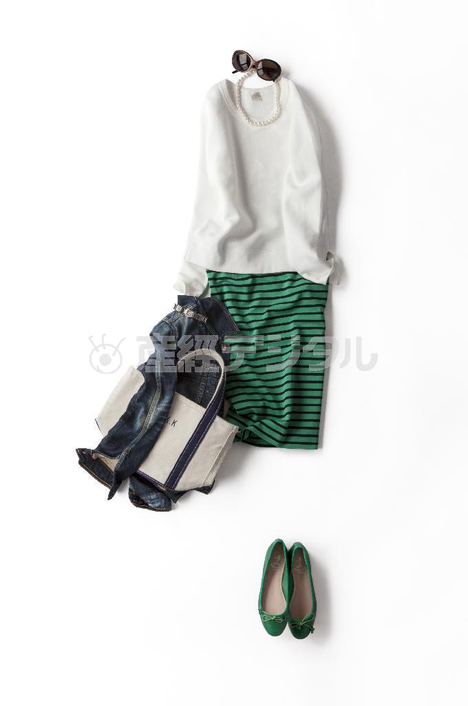 白いトレーナー、グリーンのタイトスカートともジャージー素材の上下。女性らしいシルエットと、７．５ミリ玉のパールのネックレスで上品に（提供写真）