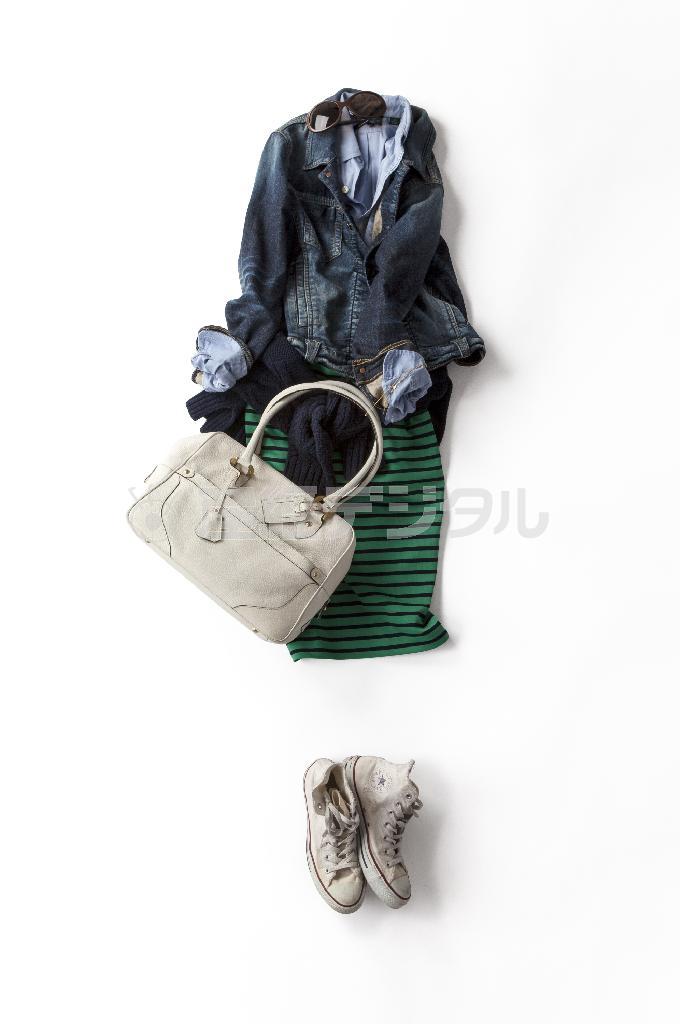 同じ緑色のジャージー素材のペンシルスカートも、ブルーのシャツとコンバースのスニーカーでカジュアルに。手首に一粒ダイヤのブレスレットを２本重ねづけ（提供写真）