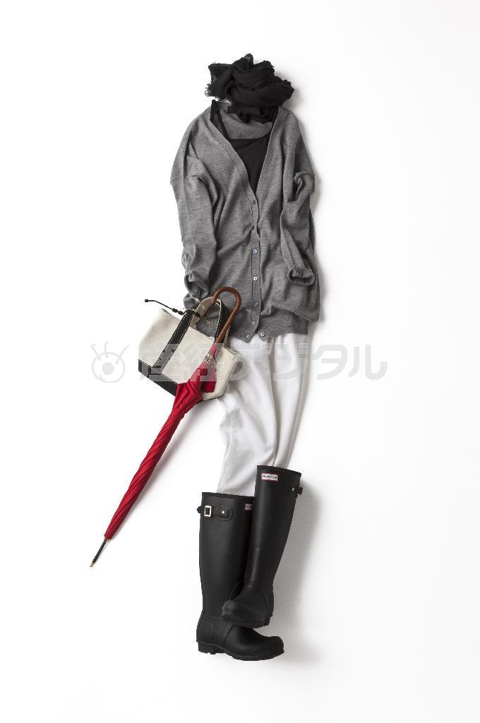 泥はねも何のその、長靴にインして白いパンツに挑戦。パンツはジャージー素材。カーディガンの下に来たキャミソールはユニクロ。菊池さんのクローゼットには、シャネルからユニクロまでそろう（提供写真）