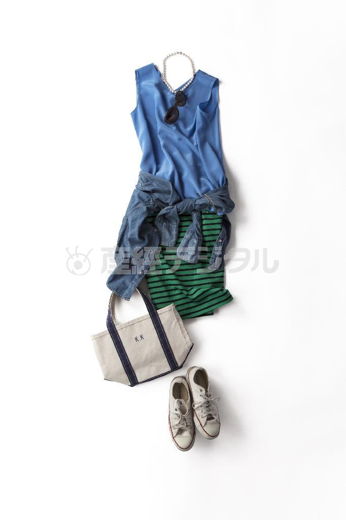 ブルーは菊池京子さんが大好きな色。７月のコーディネートに頻繁に登場。地中海のリゾートで眺めた海のブルーと、島のグリーンにインスパイアされた組み合わせ（提供写真）