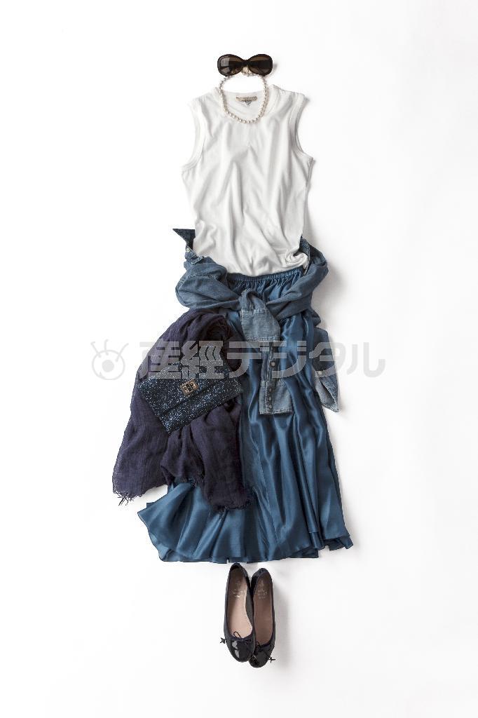 ７月、夏の夜の女子会には、褐色の肌に映える光沢感のあるミッドナイトブルースカートにキラキラしたクラッチバッグをコーディネート（提供写真）