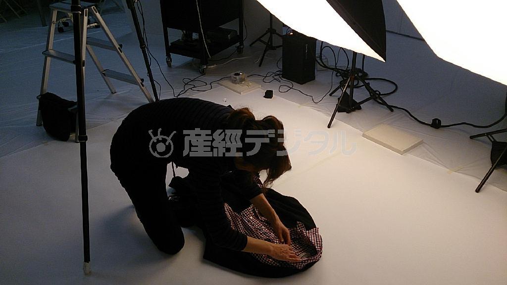 コーディネートを撮影中の菊池京子さん。仕事中は「黒子に徹する」という意味もあり、シンプルな黒を着ることが多い＝２０１３年１２月２４日（アズーロ提供）