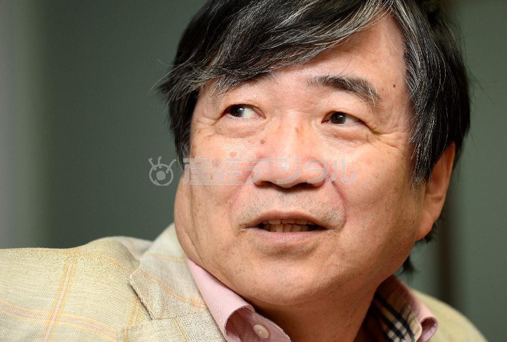 作家、北村薫さん。「欠けた部品」というフレーズが印象的な本作。山の中での景色や出会いが、誰しもが抱える「欠落」を埋めていく＝２０１４年５月９日、東京都千代田区（宮崎瑞穂撮影）