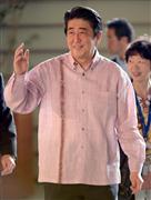 かりゆしウェアを着て官邸に入った安倍晋三首相＝３日午前、首相官邸（酒巻俊介撮影）