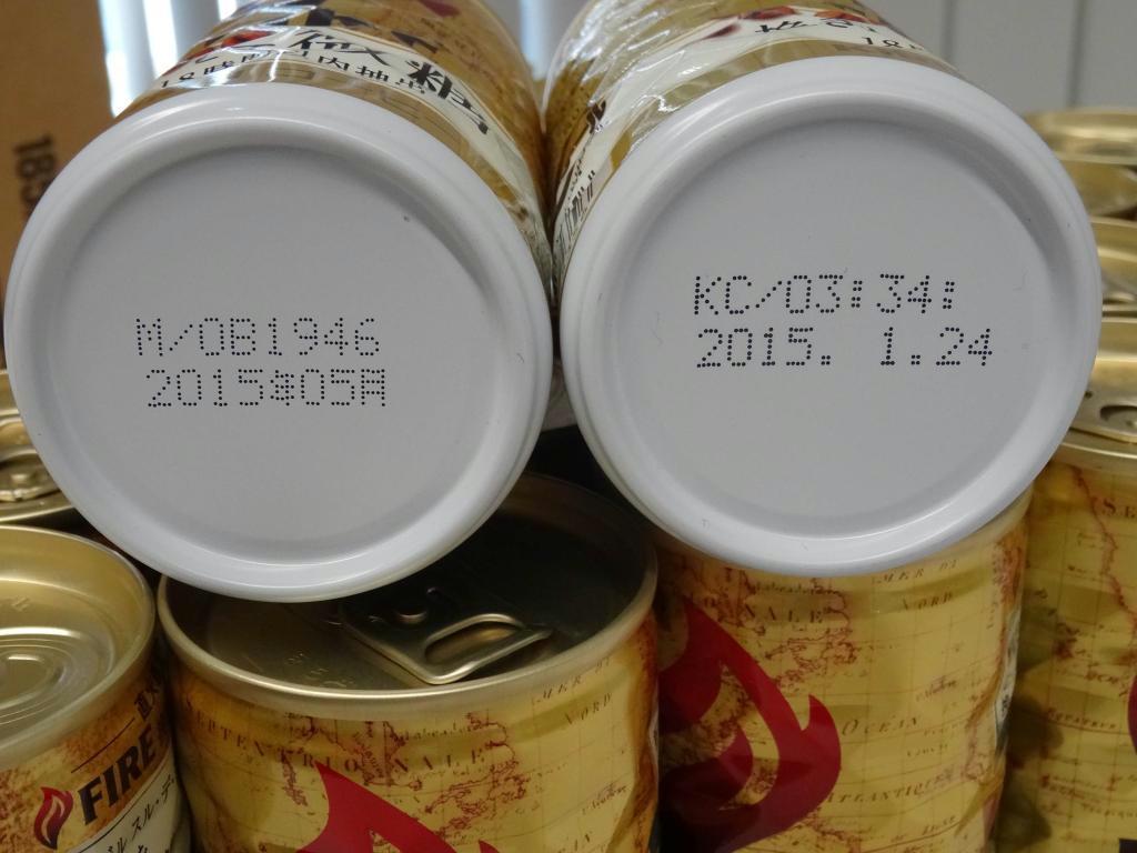 飲料大手では一部の清涼飲料の賞味期限表示を「年月日」（右）から「年月」（左）へと切り替える