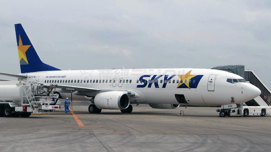 慌ただしく折り返しフライトの準備に入るスカイマークの旅客機＝茨城県小美玉市の茨城空港