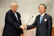 経団連の定時総会で新会長に選ばれた榊原定征氏（右）と前会長の米倉弘昌氏。壇上で握手を交わした＝３日、東京都千代田区の経団連会館