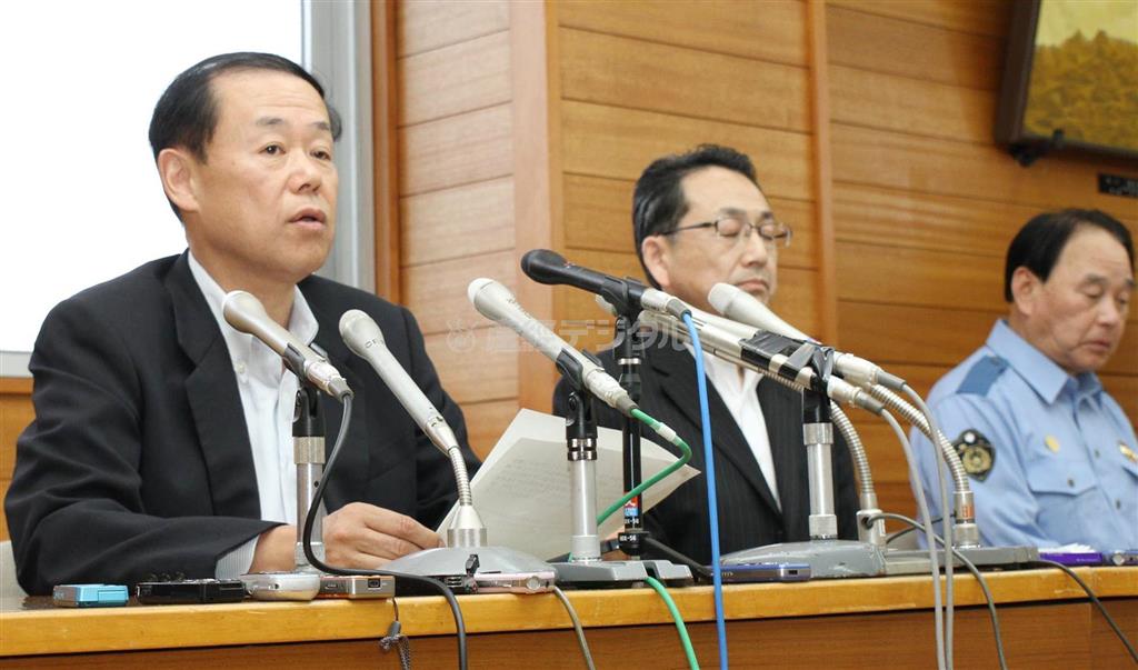 今市事件の容疑者逮捕について、阿部暢夫刑事部長（左）らが記者会見した＝２０１４年６月３日午後、栃木県日光市の今市署（桑島浩任撮影）