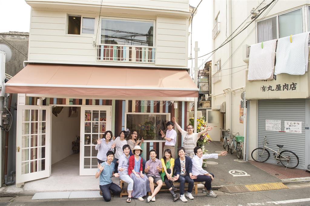 東京都渋谷区の神宮前２丁目にオープンした「カラフルステーション」の前に集合した杉山文野（ふみの）さん（前列中央）、東ちづる（右隣）と地元やＬＧＢＴの仲間たち＝２０１４年５月２０日（山下元気さん撮影）