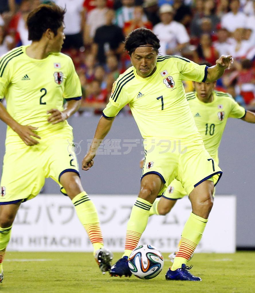 同点のシュートを放つ遠藤保仁＝２０１４年６月２日、米フロリダ州タンパ（共同）