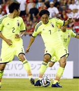 同点のシュートを放つ遠藤保仁＝２０１４年６月２日、米フロリダ州タンパ（共同）