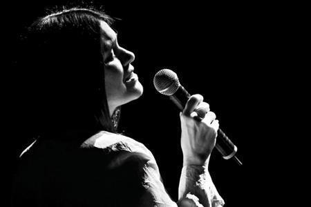 ブラジル出身のシンガー・ソングライター、ジョイス・モレーノ（提供写真）