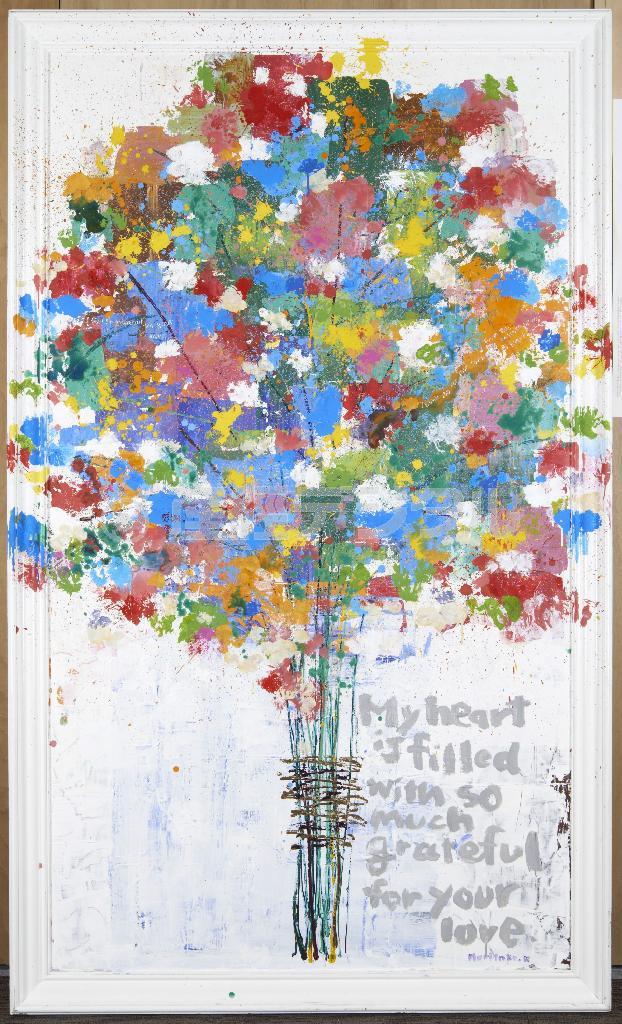 【「感謝」２０１３年】木梨憲武（のりたけ）さんの作品は生命力あふれる木々や花をモチーフにしたものが多い。ブーケの花がキャンバスをはみ出し、壁にまで広がる（提供写真）。（Ｃ）ＮＯＲＩＴＡＫＥ＿ＫＩＮＡＳＨＩ