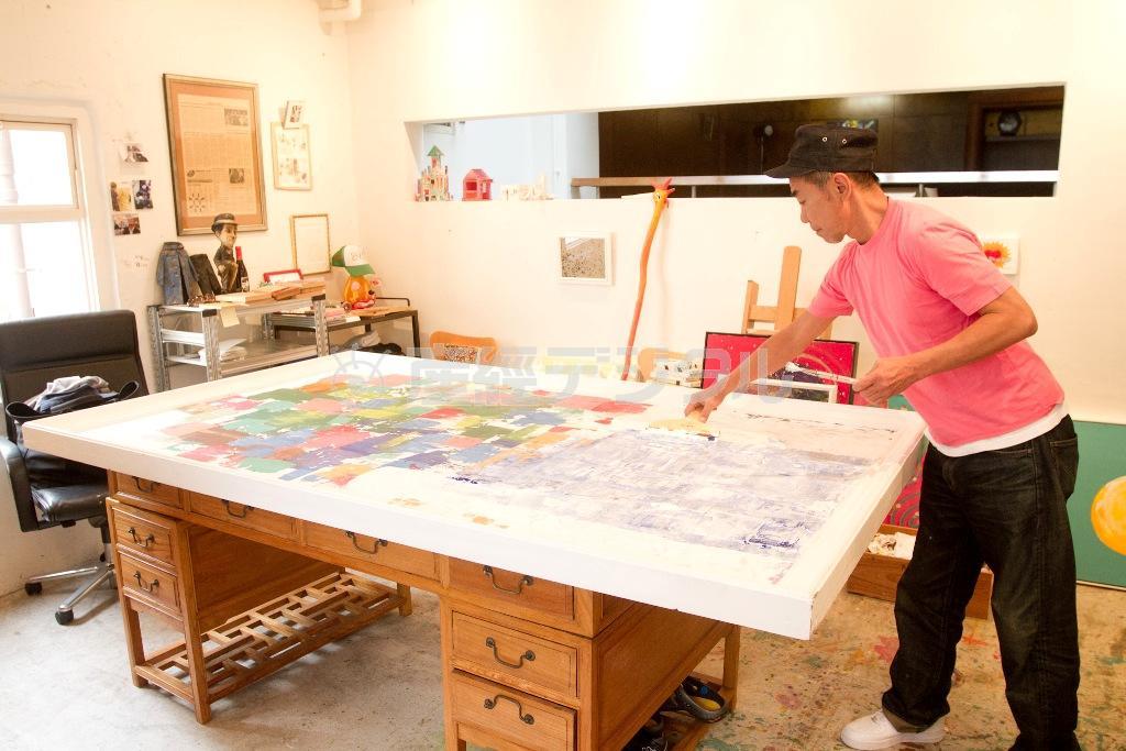 大胆な色使いや構図を用いつつも緻密な描き方をするのが木梨憲武（のりたけ）さんの作品制作のスタイル＝２０１３年３月１８日（高橋宗正さん撮影）