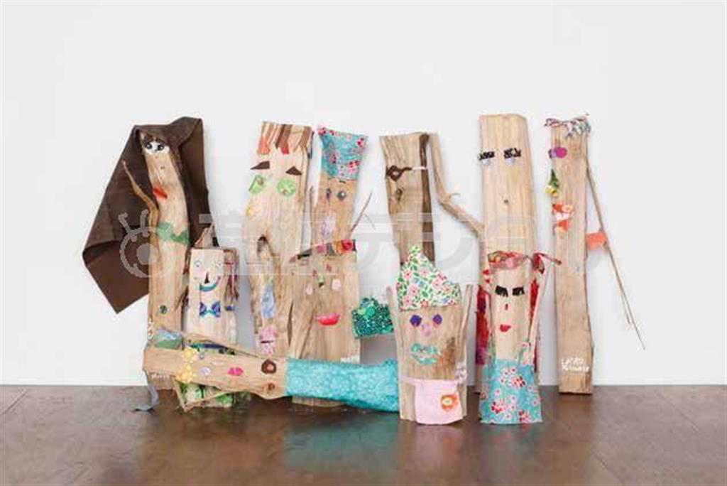 【「フミヤ家の薪」２０１４年】藤井フミヤさんのお家に遊びに行った際、置いてあった薪と彼の奥さんのパッチワーク材料の布で、オブジェを制作。薪がハワイアン風のこんな姿に変身した（提供写真）。（Ｃ）ＮＯＲＩＴＡＫＥ＿ＫＩＮＡＳＨＩ