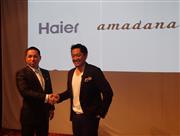 握手を交わすハイアールアジアインターナショナルの伊藤嘉明社長（左）とアマダナの熊本浩志社長＝５日、東京都渋谷区