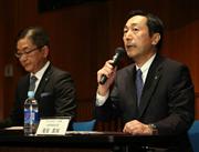 「極ＺＥＲＯ」の税率適用区分変更について説明するサッポロビールの尾賀真城社長（右）＝４日、東京都千代田区