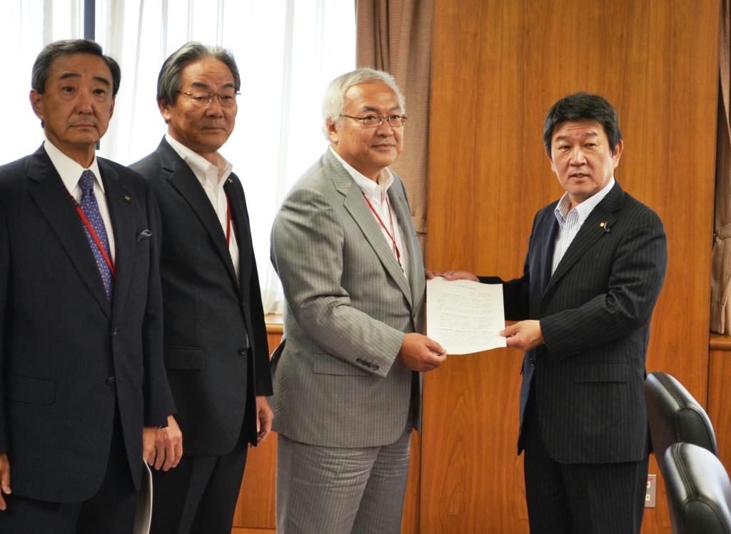 茂木敏充経産相（右）に電力コストの引き下げを求める経団連の佐々木則夫副会長（右から２人目）ら＝４日、経済産業省