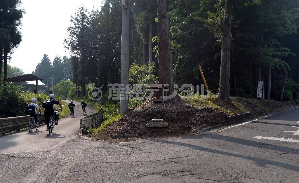 吉田有希（ゆき）ちゃん連れ去りの現場となった学校近くの三差路。容疑者逮捕から一夜明け、自転車で通る地元中学生の姿が見られた＝２０１４年６月４日午後、栃木県日光市（大橋純人撮影）