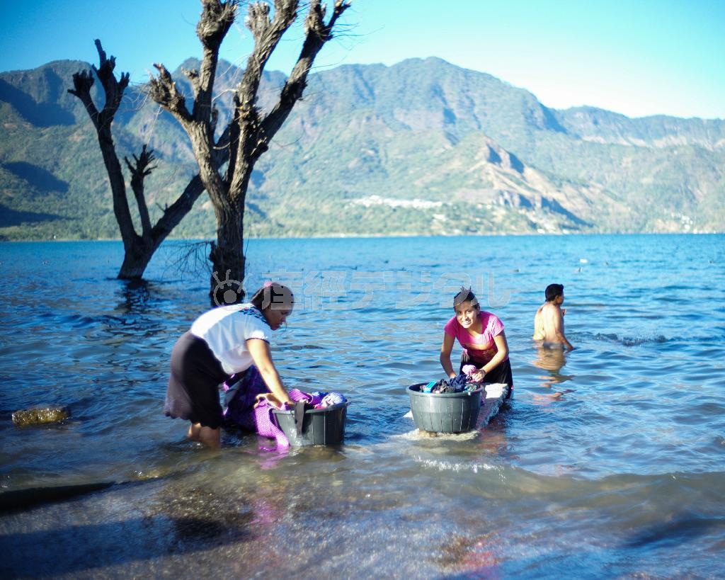 湖は市民の生活の一部になっている＝２０１４年６月１日、グアテマラ・サンペドロ・ラ・ラグーナ（緑川真実さん撮影）