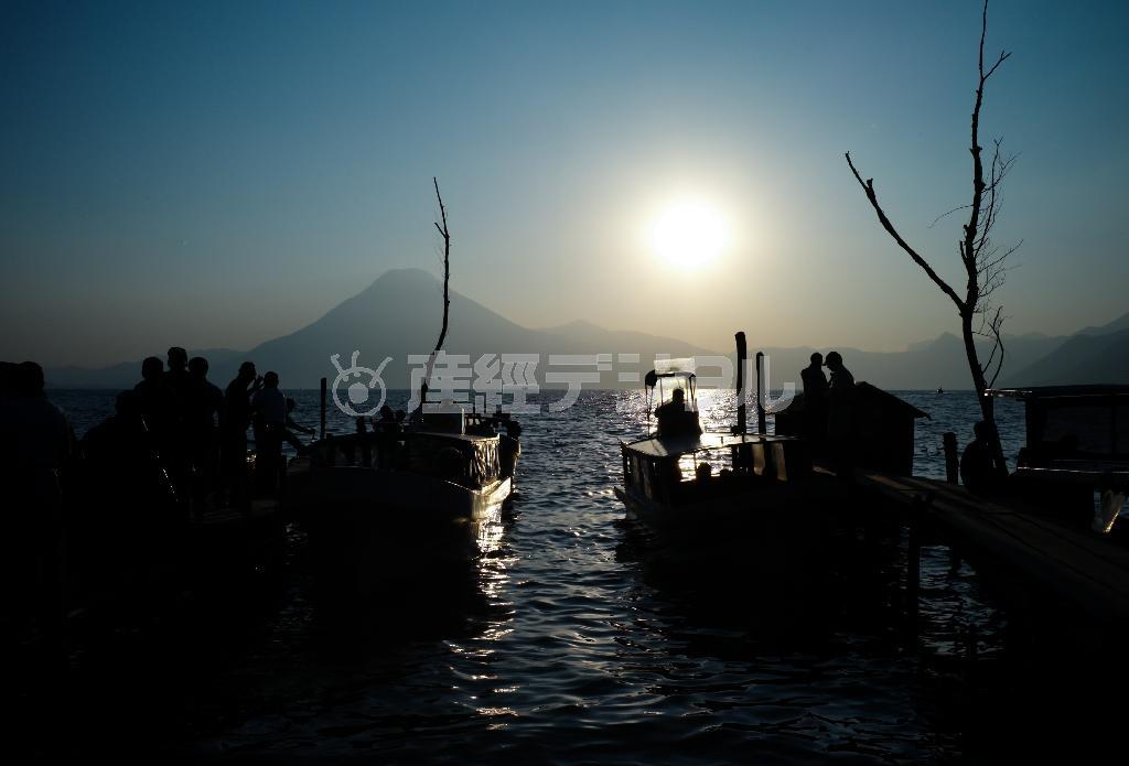 アティトラン湖観光の拠点となるパナハッチェルの桟橋。乗客が満員になるとボートが出航する＝グアテマラ（緑川真実さん撮影）